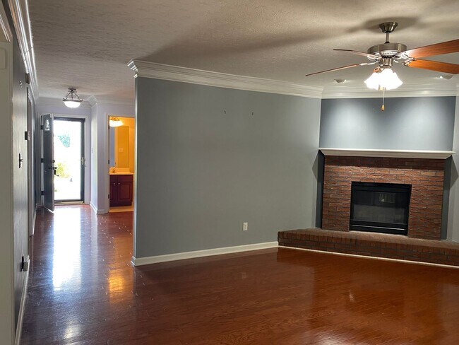Building Photo - Knoxville 37931 - 4 bedroom, 2.5 bath home - Contact Susan Calabrese (865) 591-9204