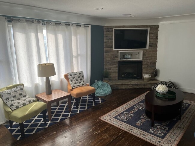 Building Photo - Three Pearls