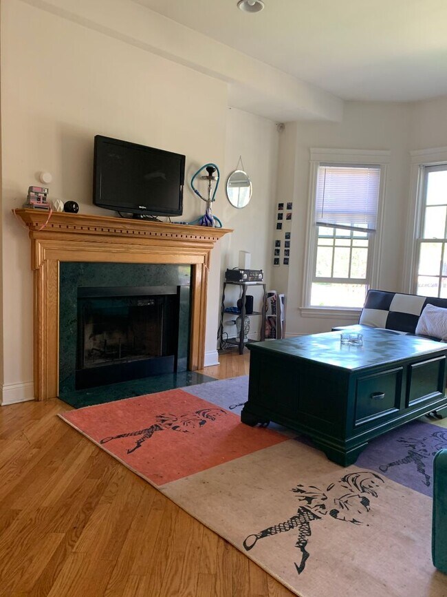 Building Photo - Very Spacious 5 BR/3 BA Duplex in Lincoln ...