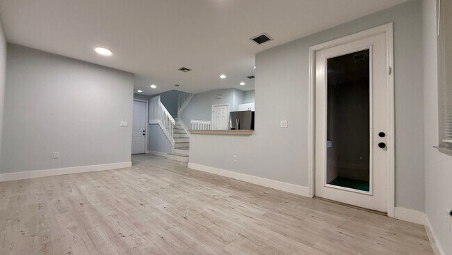 Building Photo - Spacious 3/3 Townhouse with Lake View – Sa...