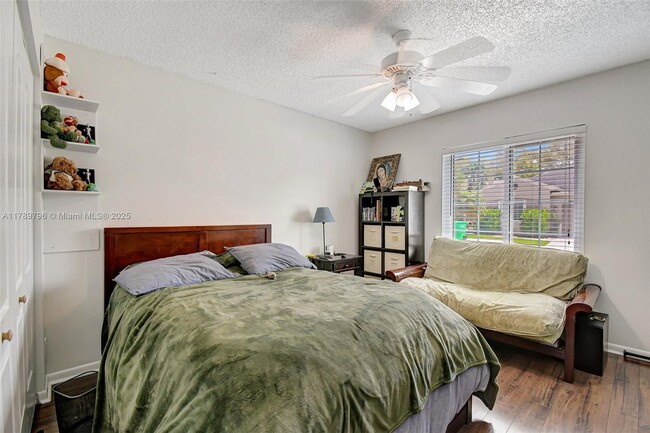 Building Photo - 303 E Riverbend Dr