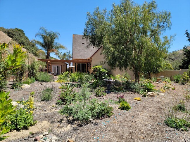 Building Photo - Very nice custom Camarillo 4+4 family home in great private location!