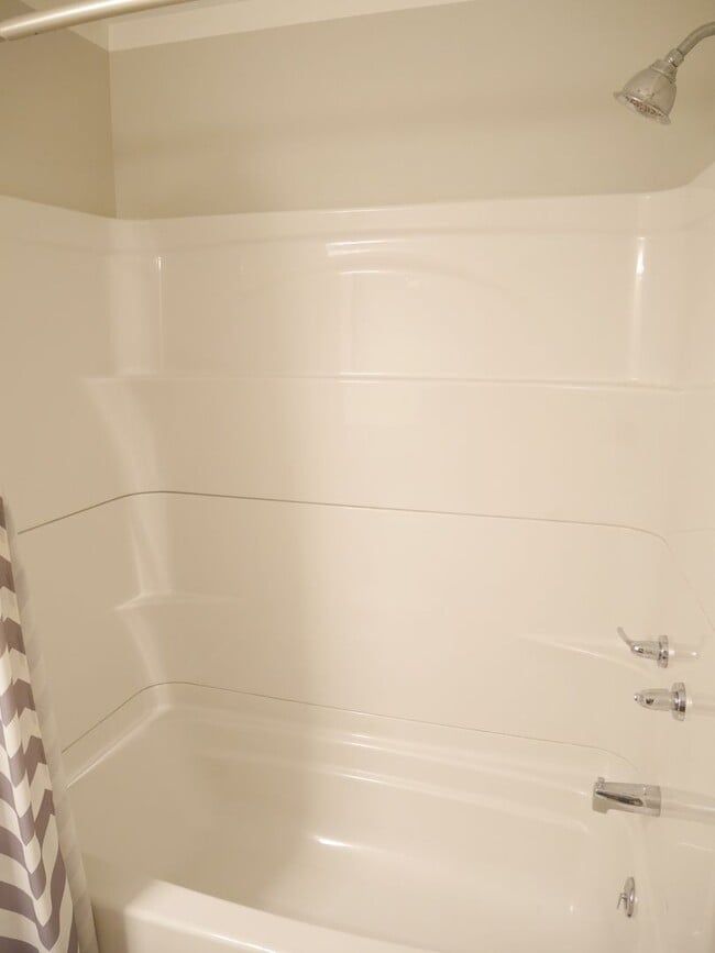 Building Photo - Stunning 5-Bedroom, 3.5-Bathroom Fully Furnished Home for Rent