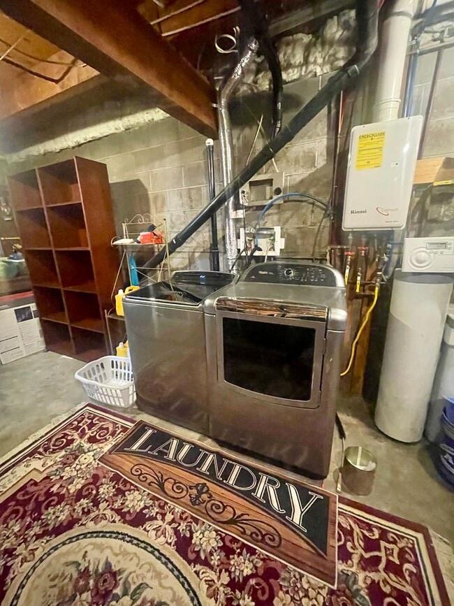 Building Photo - Serene Lakeside escape with direct lake ac...