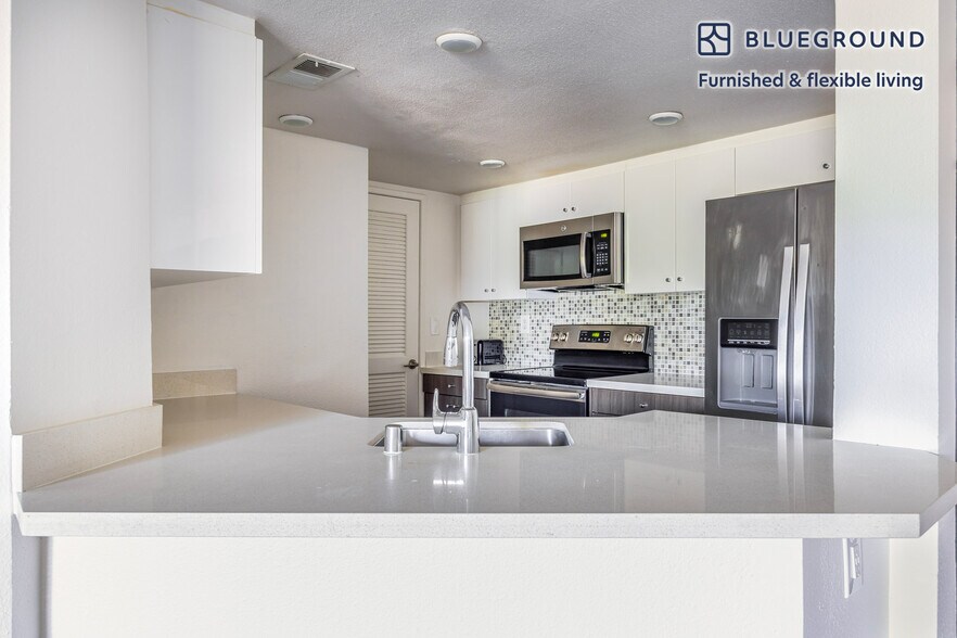 Building Photo - 10983 Bluffside Dr