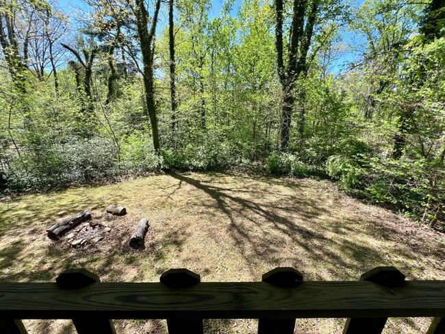 Building Photo - 3 Bedroom, 1 Bath, Nice Backyard!
