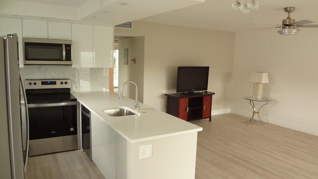Building Photo - 271 Fanshaw G