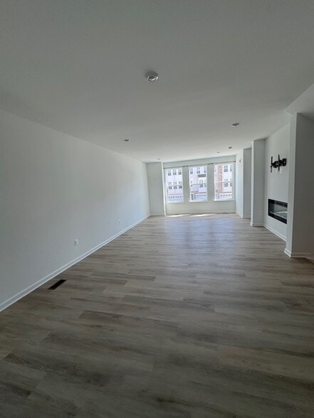 Family and Dining - 208 Douglas Way