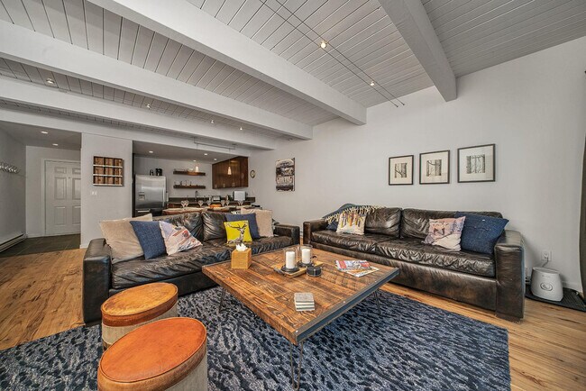 Building Photo - 450 S Pine St