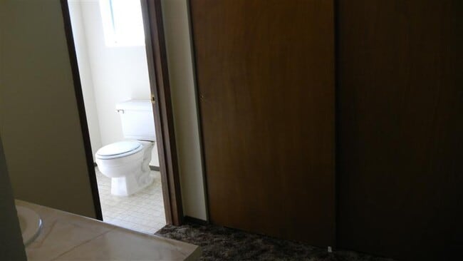 Building Photo - Spacious Home on the West Side of Redding ...