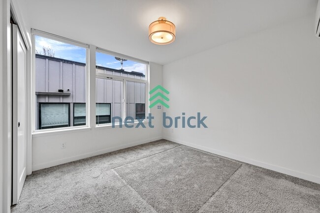 Building Photo - Charming 2-Bed, 2-Bath Townhouse Retreat in Seattle's Vibrant Heart – 1100 Sq Ft of Modern Living!
