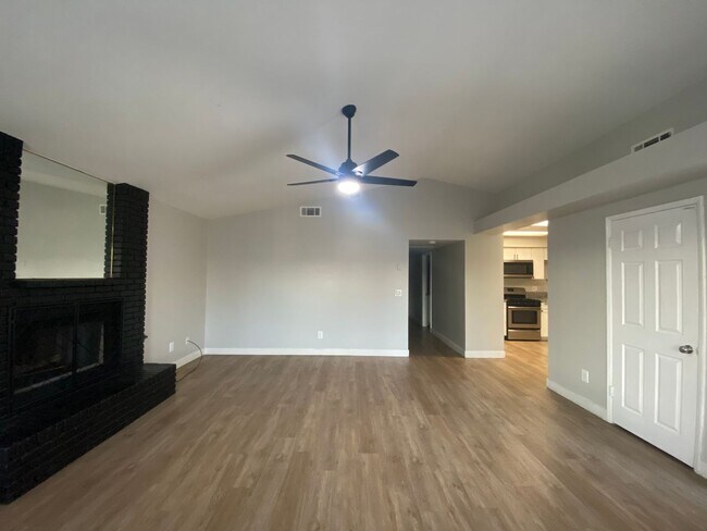 Building Photo - Recently Remodeled 3 BD 2 BA House in a Desirable SW Bakersfield
