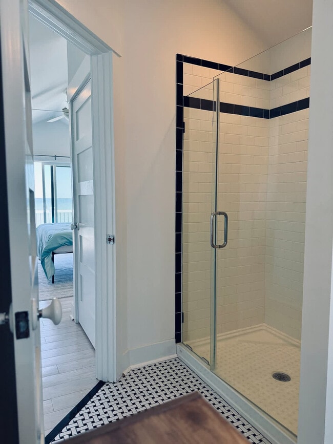 Building Photo - 15378 Holly Dr