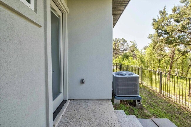 Building Photo - 12001 Vista Parke Dr