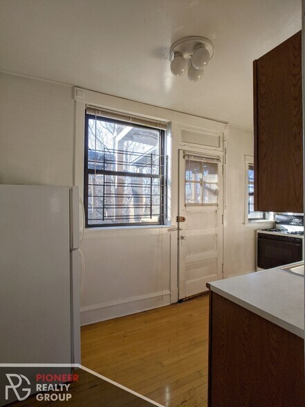 Building Photo - 1448 W Cornelia Ave
