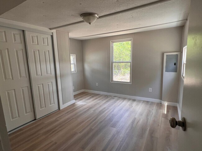 Building Photo - Welcome Home to Silver Lake