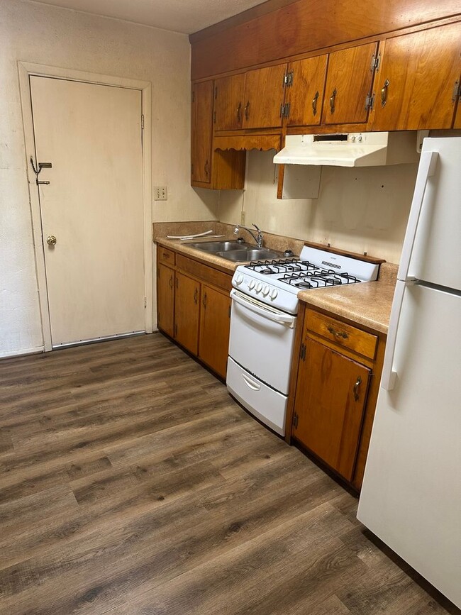 Building Photo - 2 Bedroom, 1 Bath