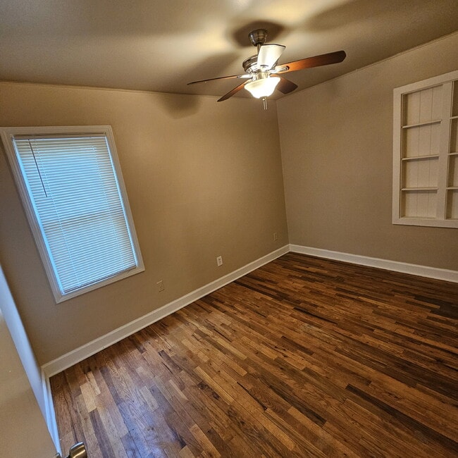 Building Photo - Nice 2 Bedroom Ranch w/ Great Room, Semi F...