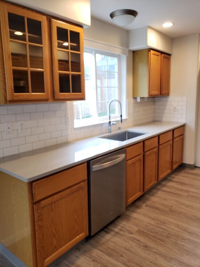 Building Photo - Beautifully Finished Home In A Great Location!