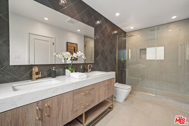 Building Photo - 712 N Rodeo Dr