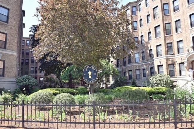 Building Photo - 118 Riverway St