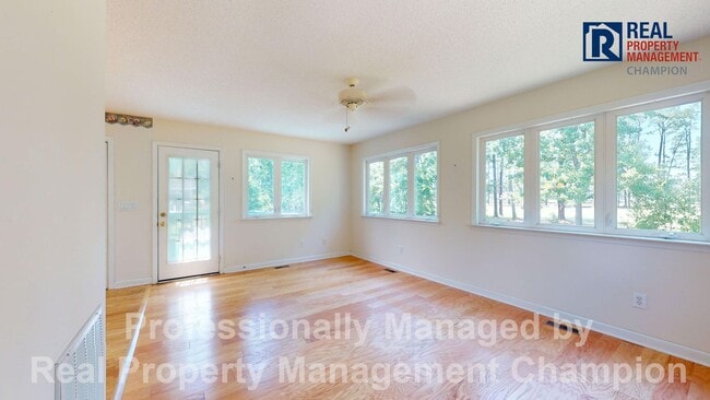 Building Photo - Vintage 3 Bedroom 2 Bathroom in the covete...