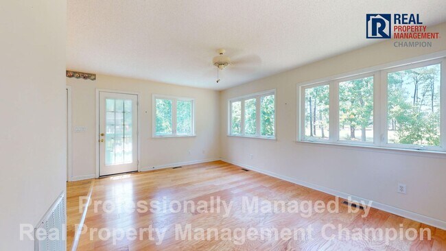 Building Photo - Vintage 3 Bedroom 2 Bathroom in the coveted Fairfield Harbour Subdivision!