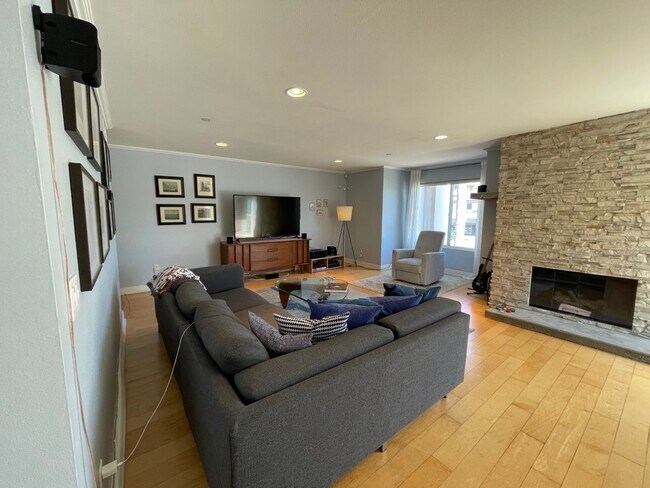 Building Photo - 1951 N Beachwood Dr