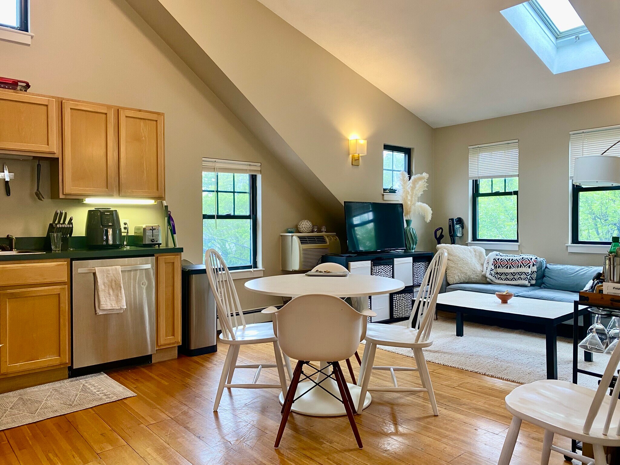 Building Photo - 241 River St