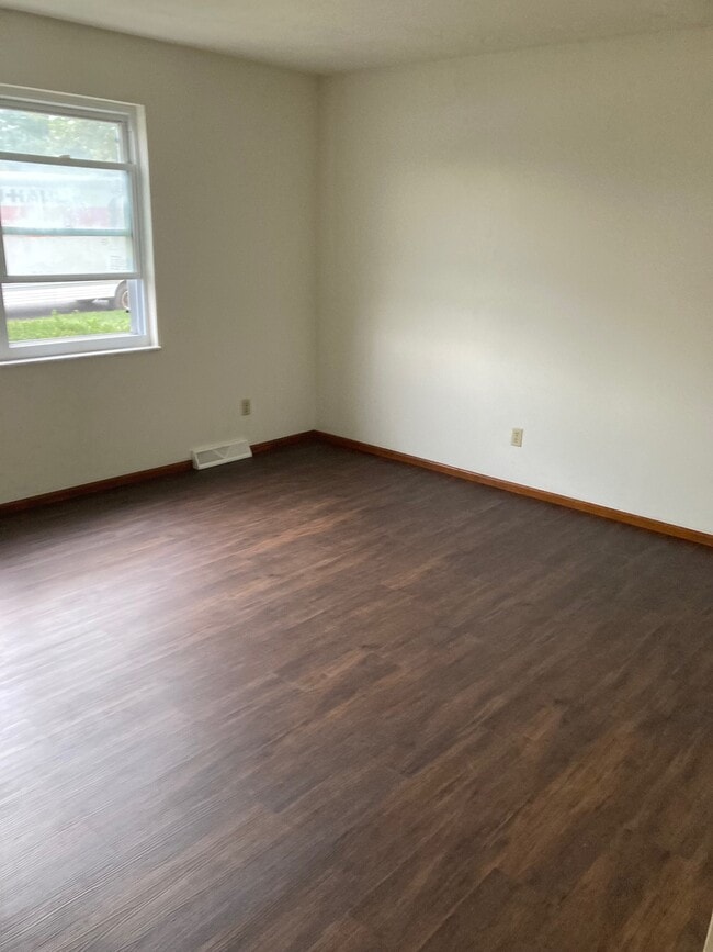 Building Photo - 27 Holly Dr