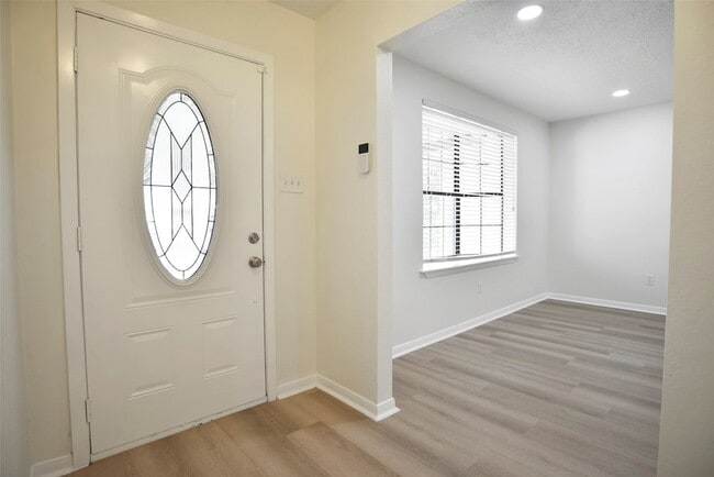 Building Photo - 536 Castlelake Dr