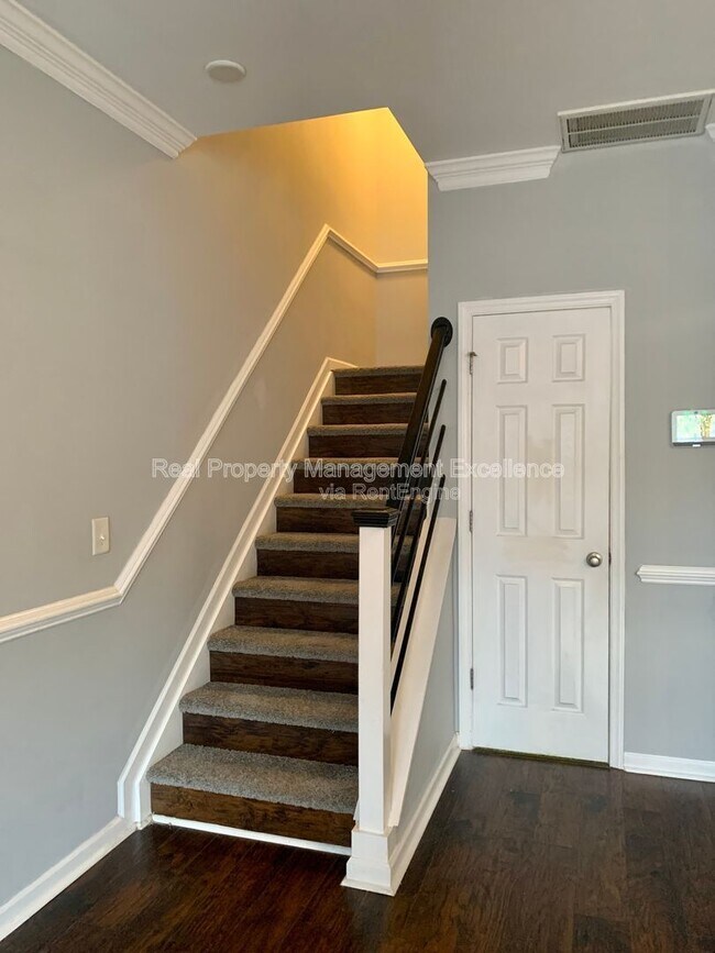 Building Photo - 330 Gilman Ln