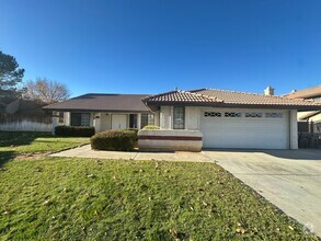 Building Photo - Spacious Rancho Vista Home With RV Access