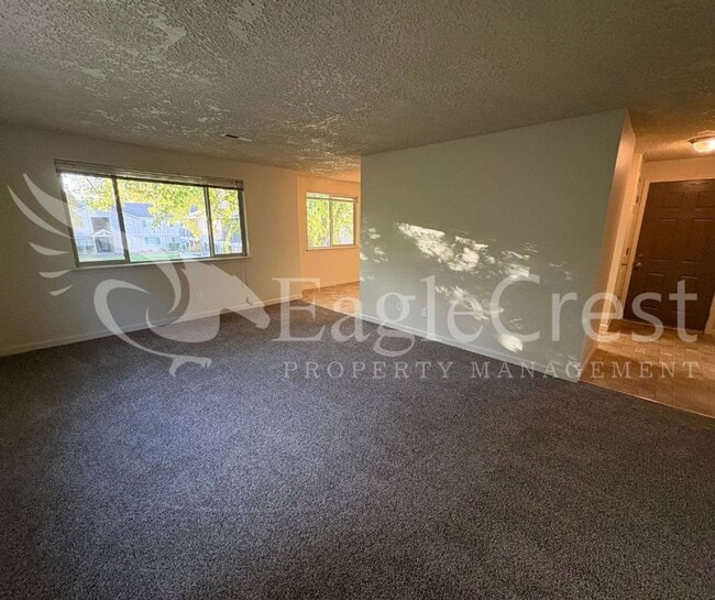 Building Photo - Two Bedroom Upstairs Unit in The Vineyards HOA **Half Off 2nd Month Rent**