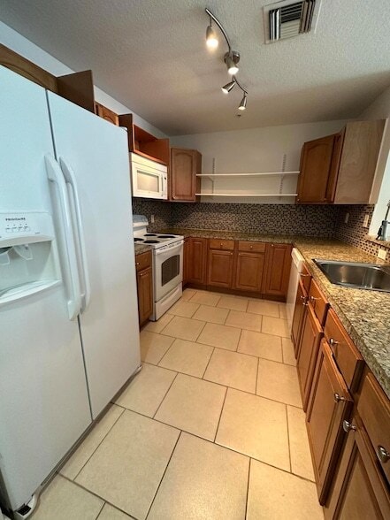 Building Photo - 1203 Town Center Dr