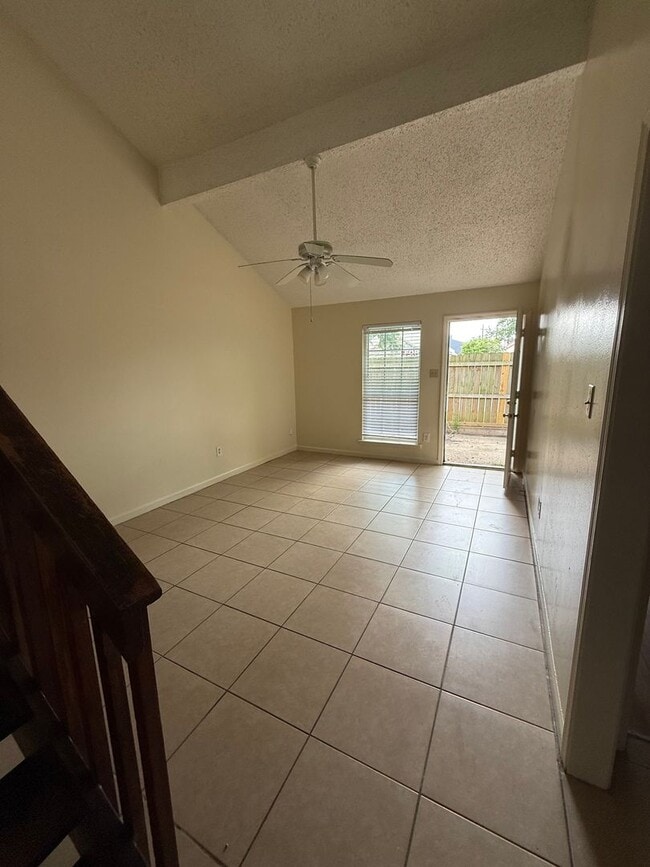 Building Photo - 3BD 2BA TOWNHOME
