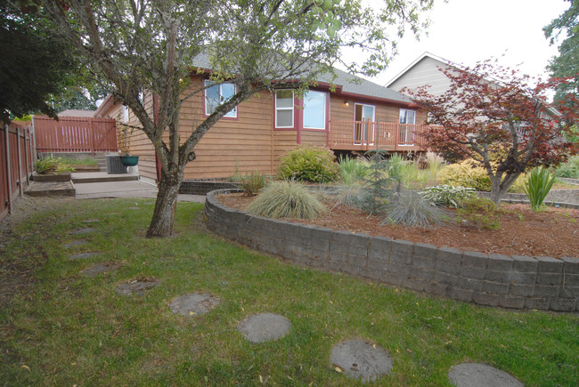 Building Photo - Beautiful North Albany Home