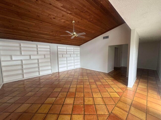 Building Photo - 1047 Manor Dr