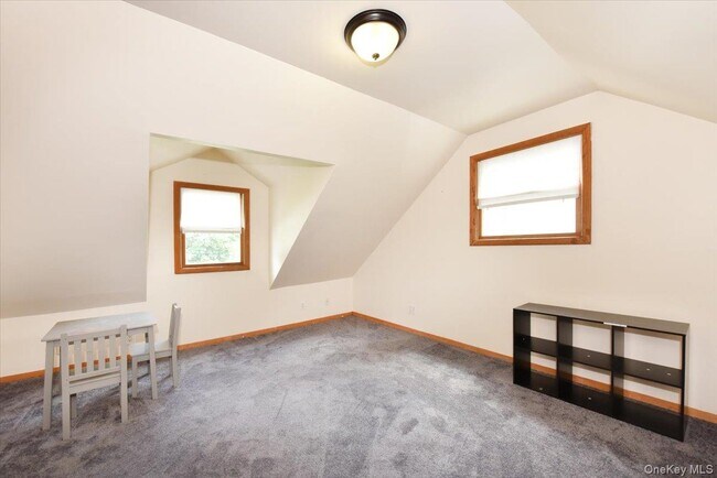 Building Photo - 257 Maple St