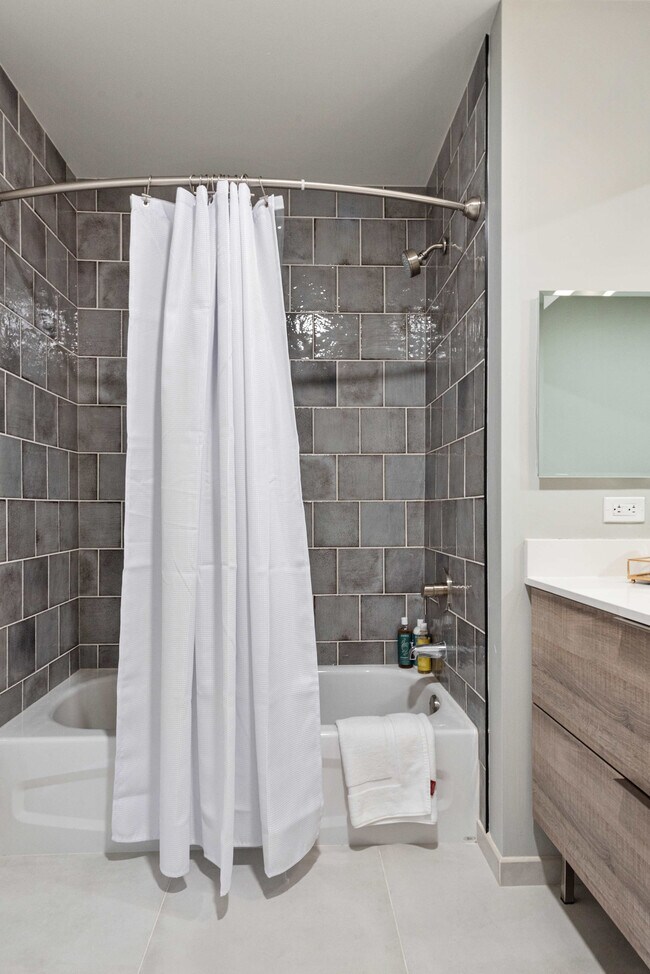 Building Photo - 823 N Clark St