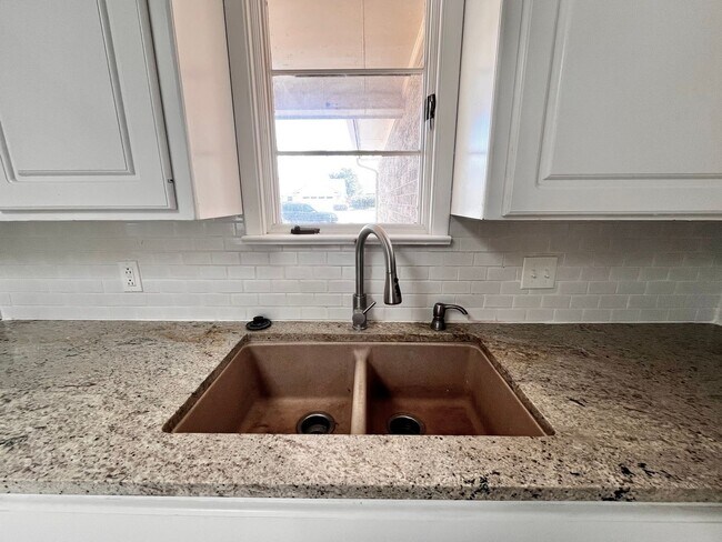 Building Photo - Amazing 4/2.5 in Prime Location! Minutes from Texas Tech and Hospitals!