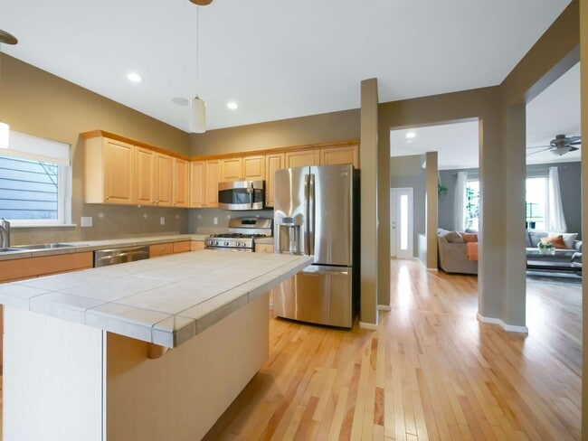 Building Photo - 3 Bed and 2.5 Bath Stunning Single-family ...