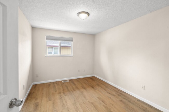 Building Photo - 818 E Princeton Ave