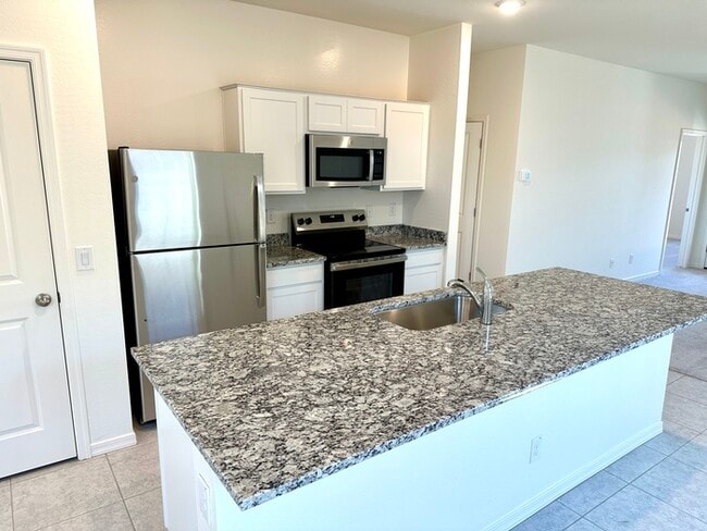 Building Photo - Beautiful new home in Bella Vista Farms, San Tan Valley! 9' ceilings, tile floors, granite counte...