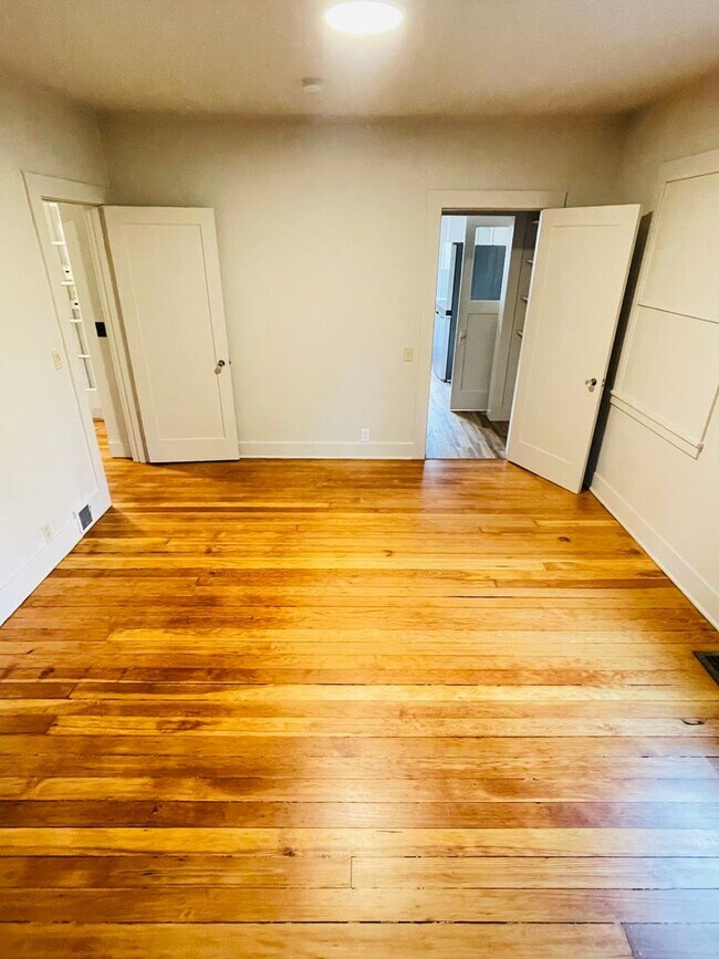 Building Photo - 1100 32nd St