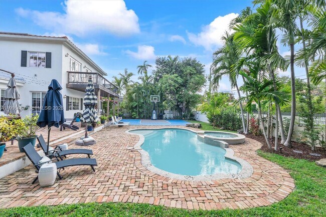 Building Photo - 9636 NE 5th Avenue Rd