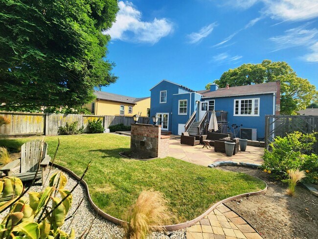 Building Photo - Two bed house in San Mateo