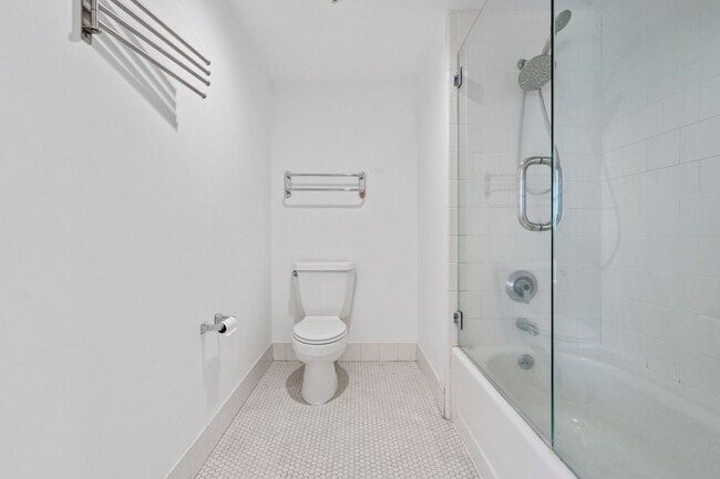 Building Photo - Light Filled 2 Bed, 2 Bath South Beach Por...