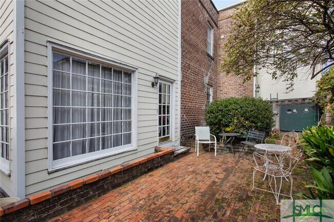 Building Photo - 427 E Jones Ln