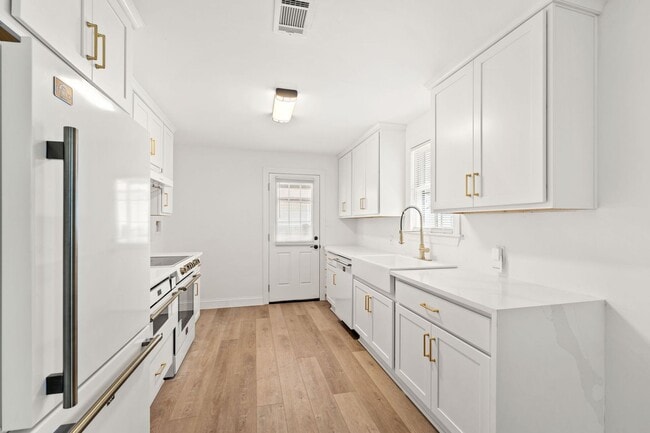 Building Photo - 2 Bed 1.5 Bath Jax Beach - Walk to the Beach- Newly remodeled